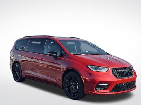 Certified 2025 Chrysler Pacifica Limited FWD image 5