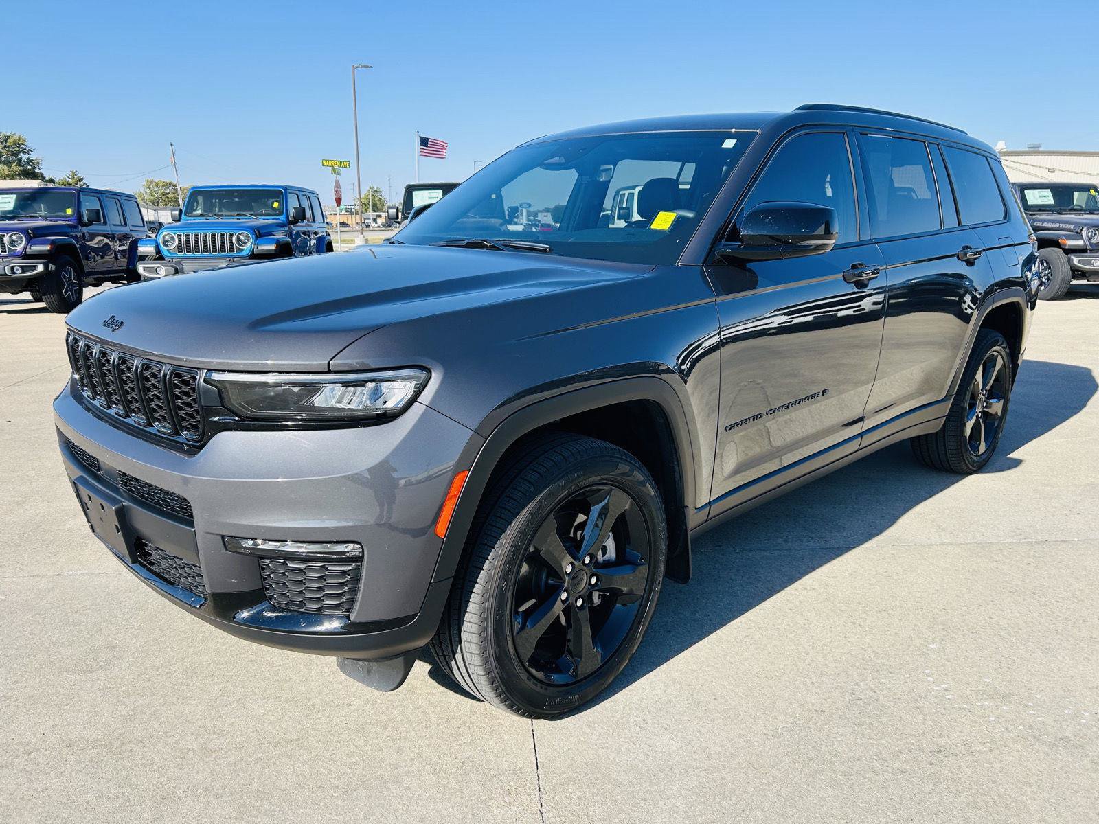 Used 2025 Jeep Grand Cherokee L Limited w/ Black Appearance Package AWD/4WD image 39