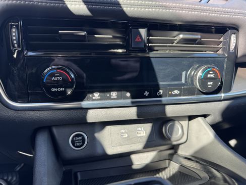 Used 2022 Nissan Rogue SV image 26