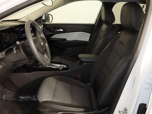 Used 2025 Chevrolet Trax LT FWD image 16
