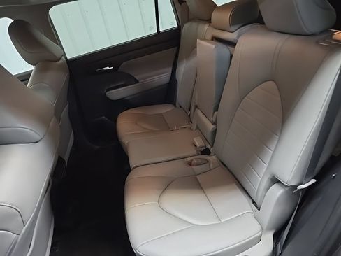 Used 2023 Toyota Highlander XLE AWD/4WD image 32