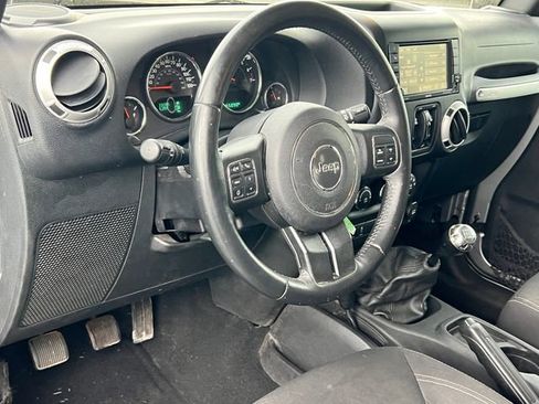 Used 2016 Jeep Wrangler Unlimited Sahara w/ Dual Top Group AWD/4WD image 19