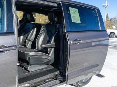 Used 2019 Chrysler Pacifica Limited w/ Advanced Safetytec Group image 29