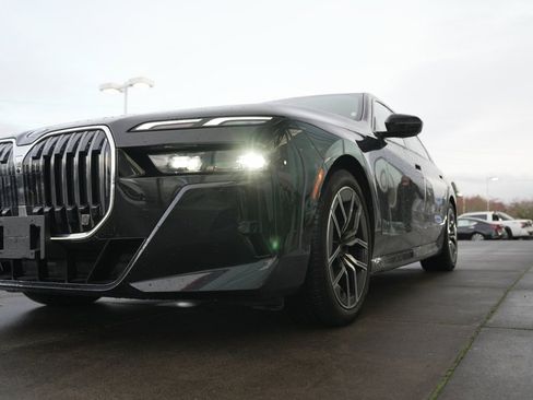 Used 2024 BMW 740i image 8