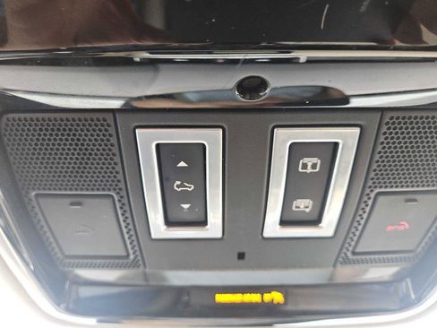Used 2018 Land Rover Range Rover Velar S AWD/4WD image 48
