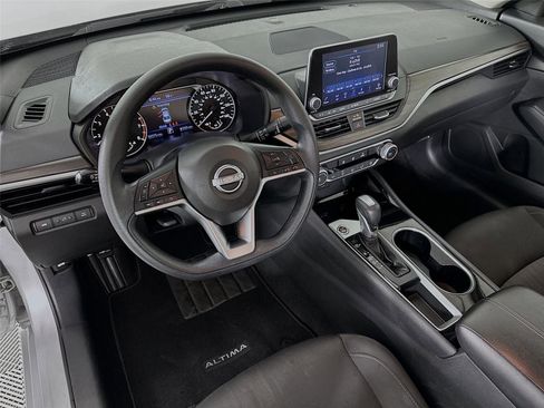 Used 2024 Nissan Altima 2.5 SV image 9