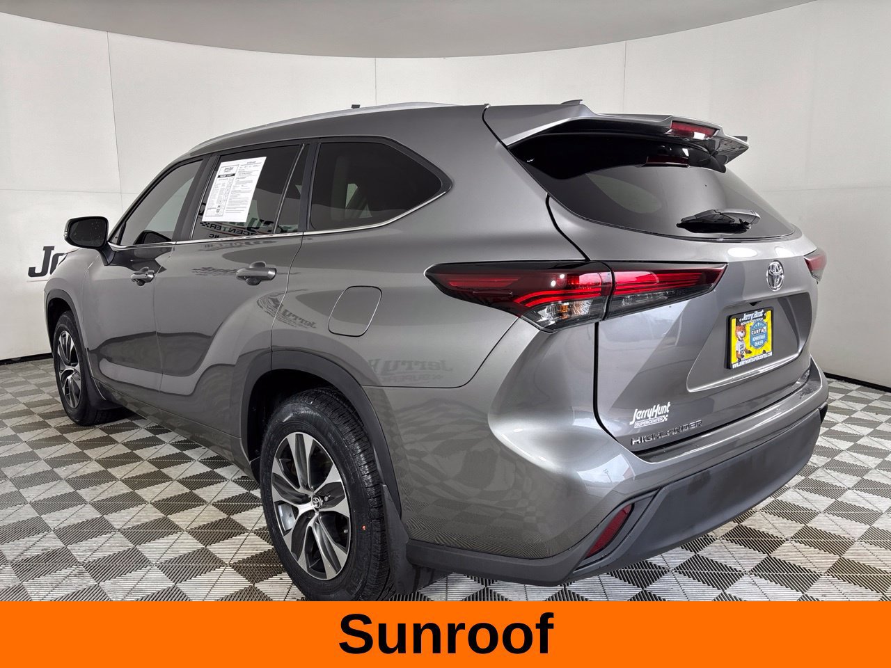 Used 2025 Toyota Highlander XLE FWD image 9