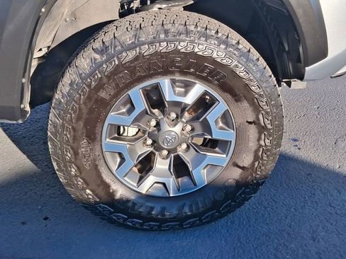 Used 2020 Toyota Tacoma TRD Off-Road w/ Technology Package image 19