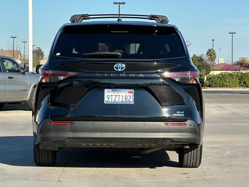 Used 2024 Toyota Sienna XLE FWD image 5