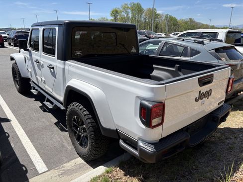 Used 2023 Jeep Gladiator Sport image 4
