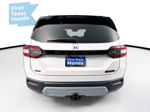 Used 2025 Honda Pilot TrailSport image 7