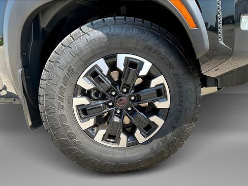 Used 2022 Nissan Frontier PRO-4X image 9