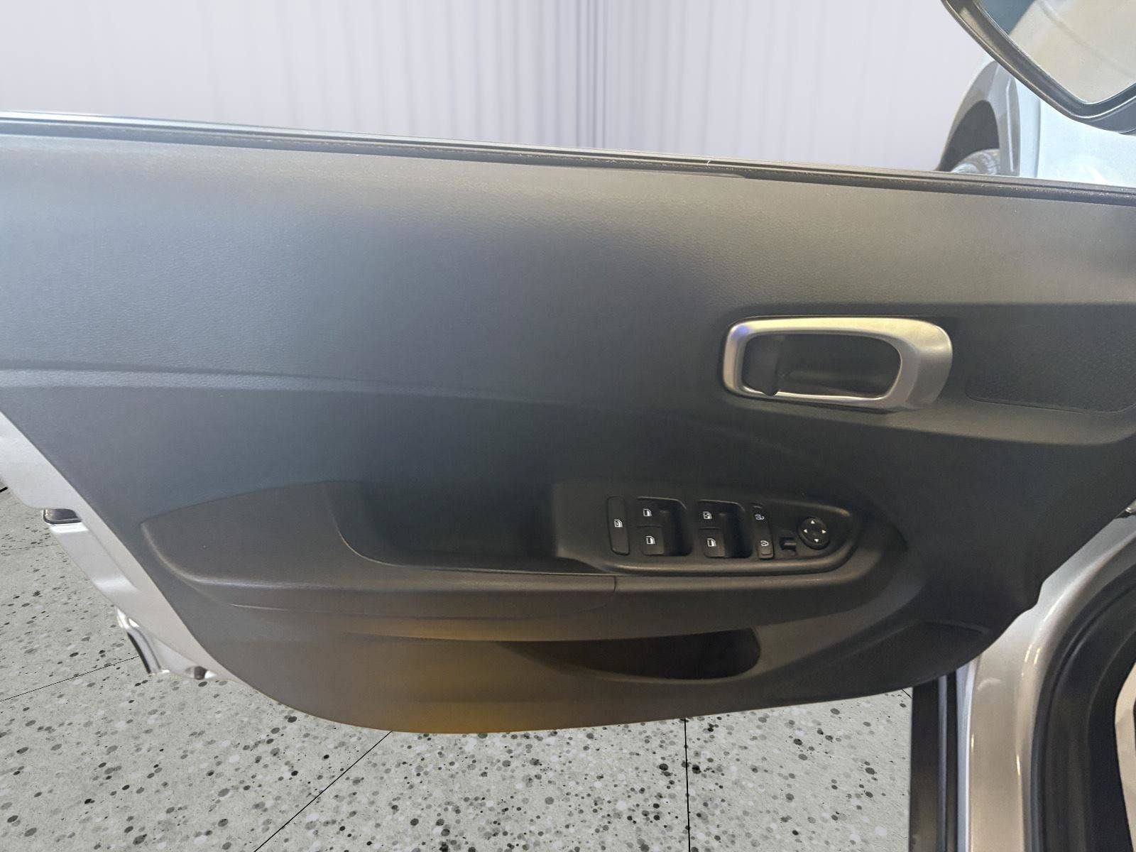 Used 2025 Hyundai Venue SEL FWD image 21