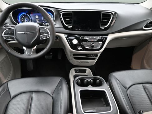 Used 2024 Chrysler Pacifica Touring-L FWD image 12