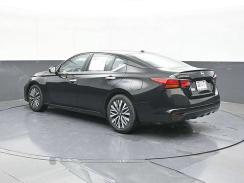 Used 2025 Nissan Altima 2.5 SV FWD image 9