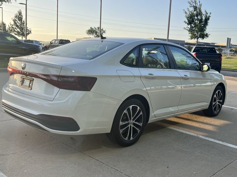 Certified 2025 Volkswagen Jetta Sport FWD image 9