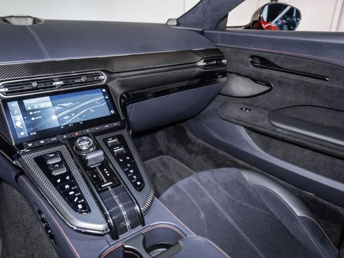 Used 2025 Aston Martin V8 Vantage Coupe image 18