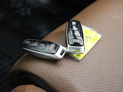 Used 2022 Audi e-tron Prestige w/ Prestige Package image 18