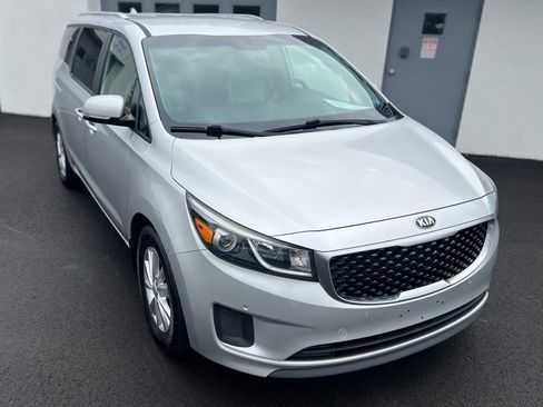 Used 2017 Kia Sedona LX w/ LX Essentials Premium Package FWD image 6