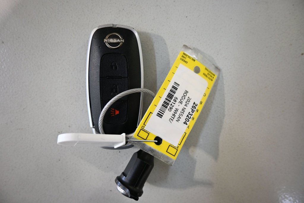 Used 2024 Nissan Rogue S AWD/4WD image 9