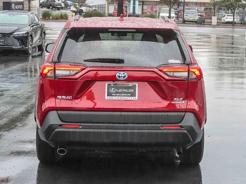 Used 2021 Toyota RAV4 XLE image 3
