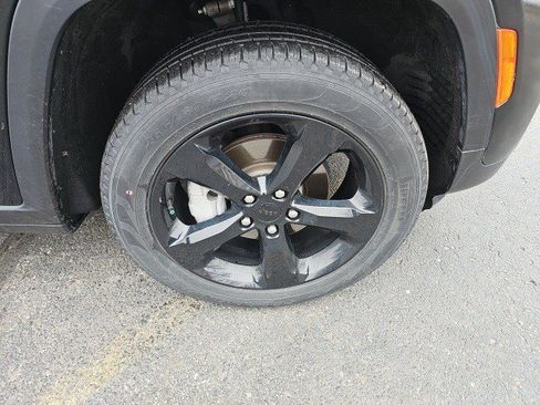 Used 2023 Jeep Grand Cherokee Limited w/ Black Appearance Package image 10