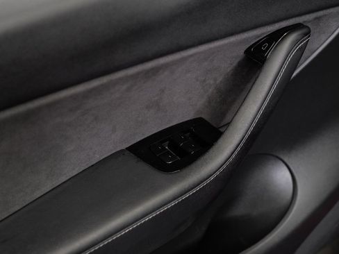 Used 2020 Tesla Model Y Long Range image 38