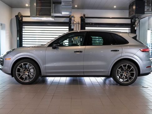 Certified 2022 Porsche Cayenne Turbo AWD/4WD image 2