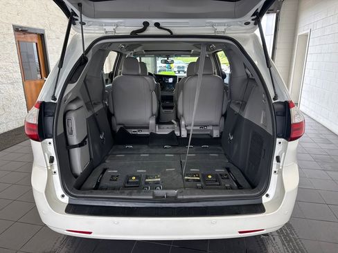 Used 2017 Toyota Sienna XLE w/ XLE Navigation Package FWD image 9