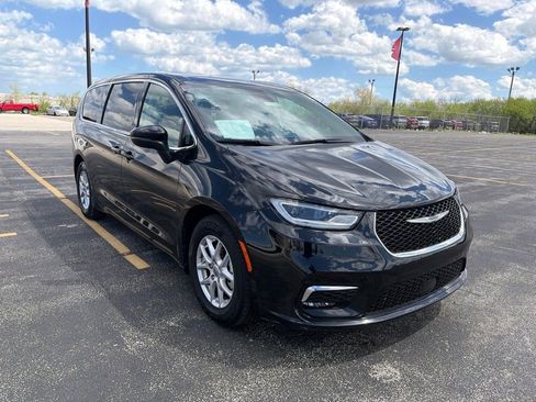 Used 2023 Chrysler Pacifica Touring-L FWD image 8