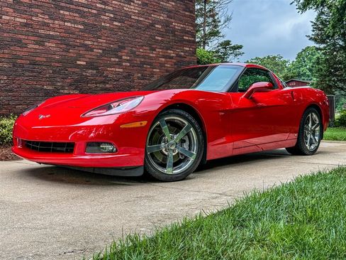 Used 2008 Chevrolet Corvette Coupe w/ Preferred Equipment Group RWD image 2