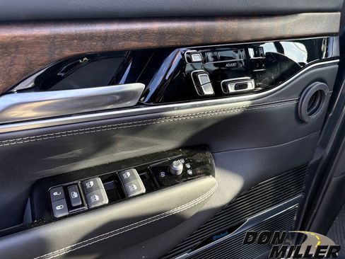 New 2024 Jeep Grand Wagoneer Series I w/ Convenience Group III image 12