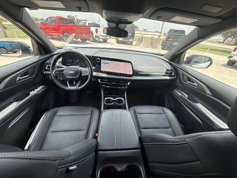 Used 2025 Chevrolet Traverse LT FWD image 21
