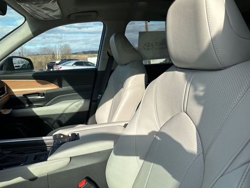 New 2026 Toyota Grand Highlander Limited image 9