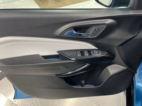 Used 2025 Chevrolet Trax LT FWD image 18