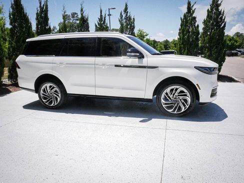 Used 2025 Lincoln Navigator Reserve AWD/4WD image 11