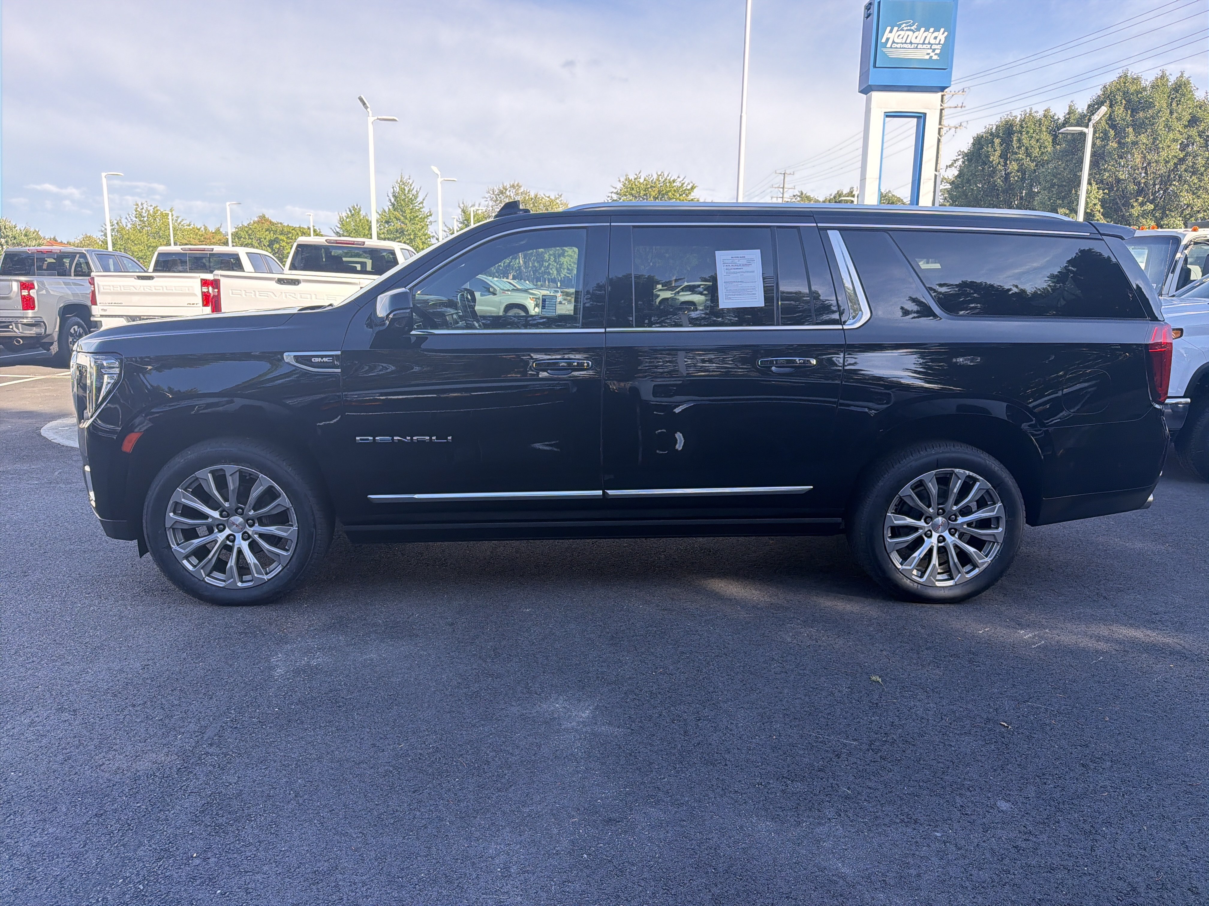 Used 2023 GMC Yukon XL Denali w/ Advanced Technology Package AWD/4WD image 7