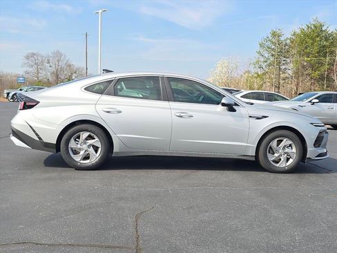 New 2026 Hyundai Sonata SE FWD image 2