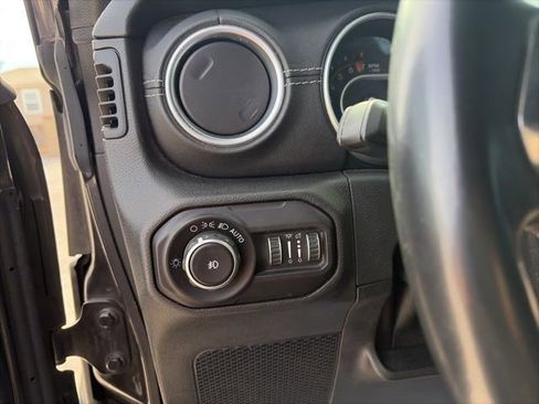 Used 2018 Jeep Wrangler Unlimited Sahara AWD/4WD image 16