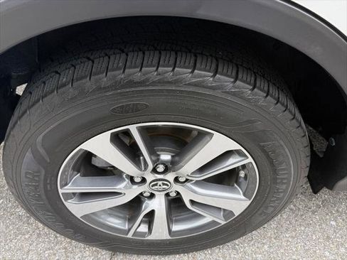 Used 2016 Toyota RAV4 XLE AWD/4WD image 13