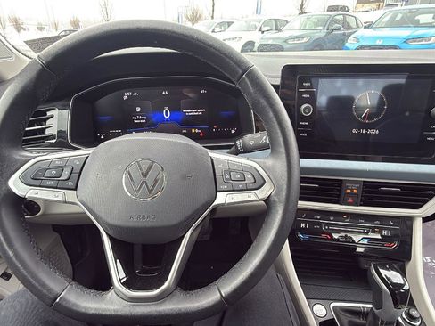 Used 2025 Volkswagen Jetta SE w/ Sunroof Package image 25