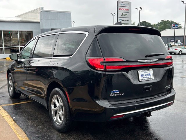 Used 2024 Chrysler Pacifica Limited w/ Uconnect Theater Family Group AWD/4WD image 6