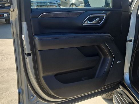 Used 2023 Chevrolet Suburban LT w/ Luxury Package RWD image 21