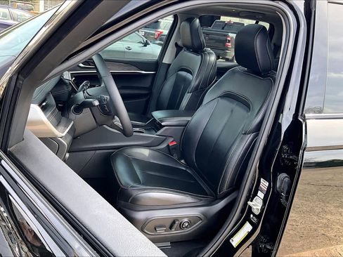 Used 2023 Jeep Grand Cherokee Limited image 8