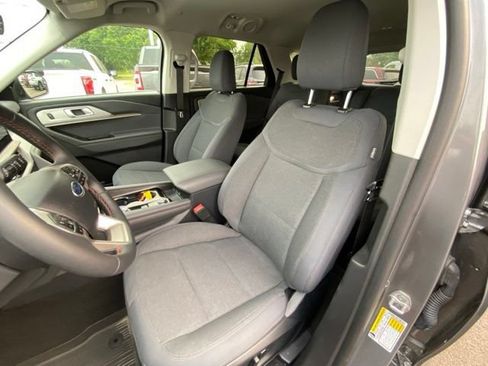 Used 2025 Ford Explorer Active AWD/4WD image 12