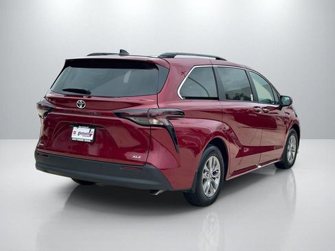 Used 2026 Toyota Sienna XLE FWD image 5