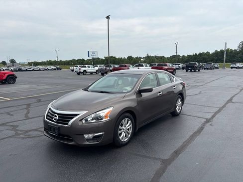 Used 2014 Nissan Altima 2.5 S w/ Sport Value Package FWD image 4