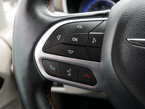 Used 2017 Chrysler Pacifica Touring-L FWD image 26