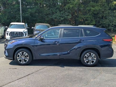 Used 2023 Toyota Highlander XLE FWD image 4