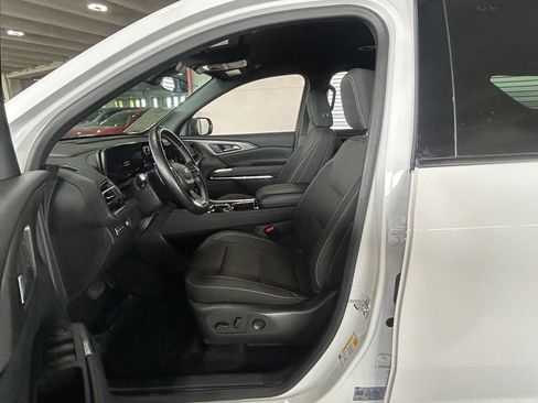 Used 2024 Chevrolet Traverse LT FWD image 16